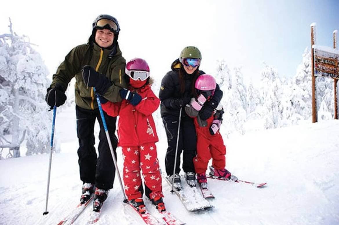 Familie på ski i Oslo Skisenter – Familiepakken