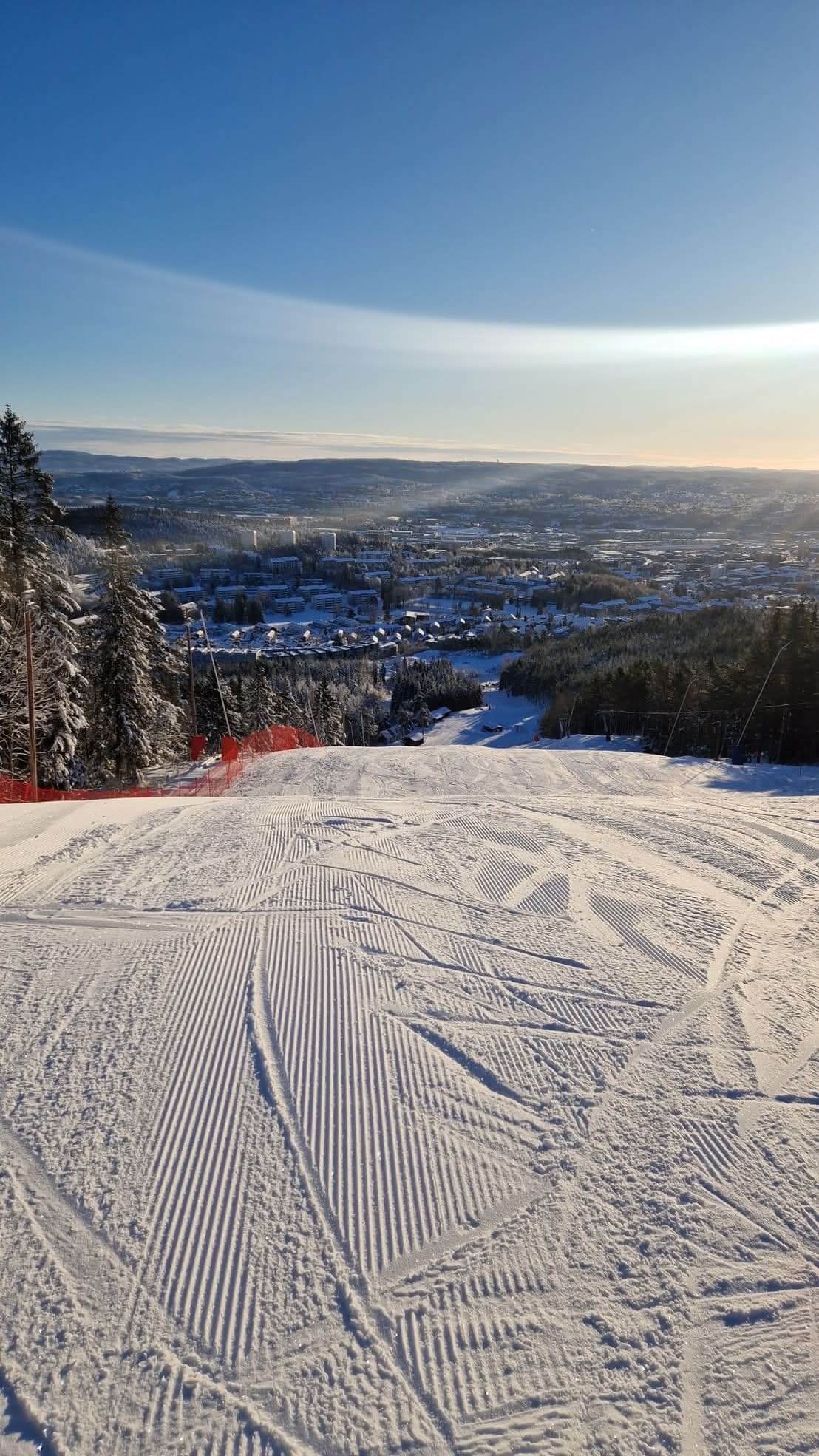 Familie på ski på Grefsenkollen med utsikt over Oslo