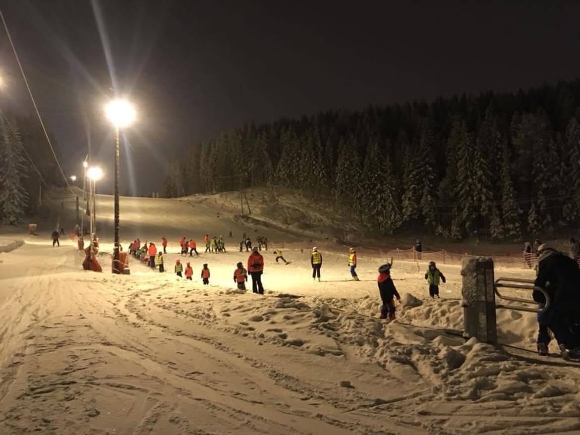 Kveldskjøring i opplyst bakke – klassisk hverdagsalpint i Oslo